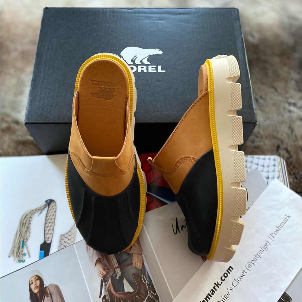 Sorel Two-Tone Black and Tan Mule Clogs with Yellow Trim - Picture 3 of 16